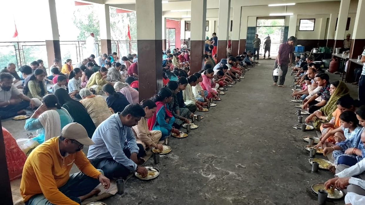 Devotees accepted prasad in Tikra stepwell