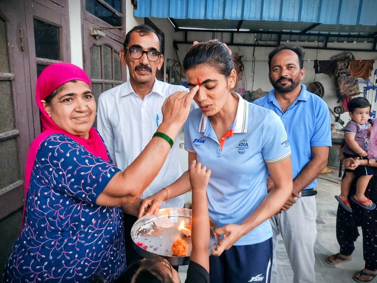 People said, she is a girl, how will she play, regardless of opposition, Mahendra handed over the hockey stick, daughter Savita scored successful goals.