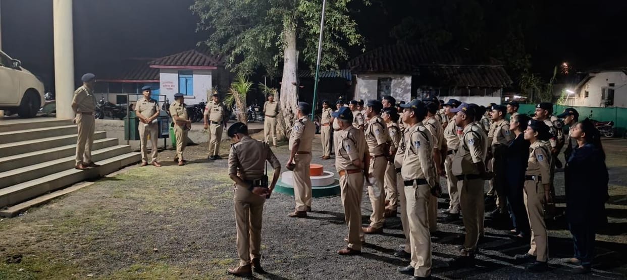 47 teams of Damoh Police conducted combing patrol, 117 warrantees arrested, Sagar IG also participated.