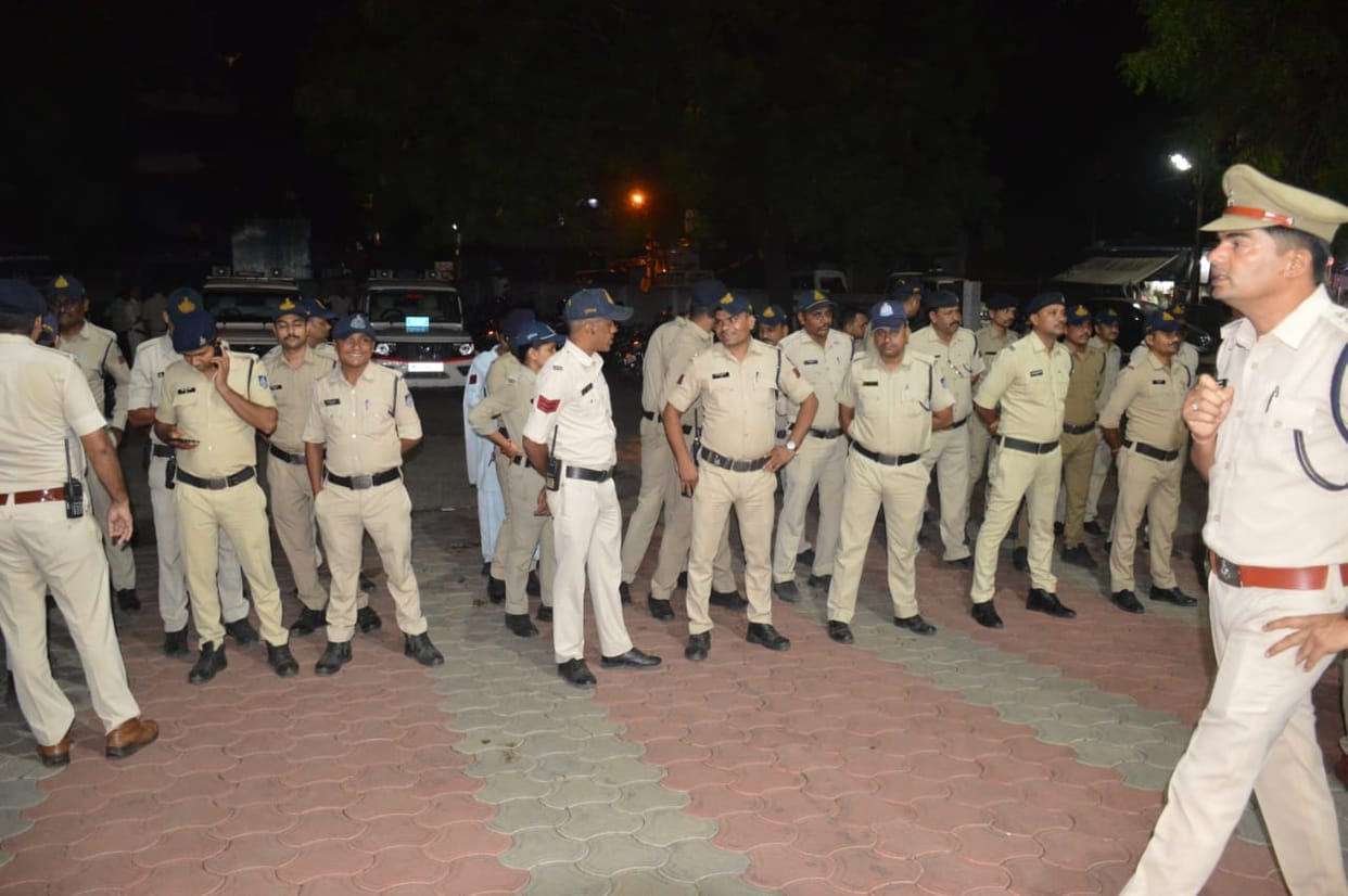 The miscreants were shocked to see the police coming to arrest the criminals at midnight