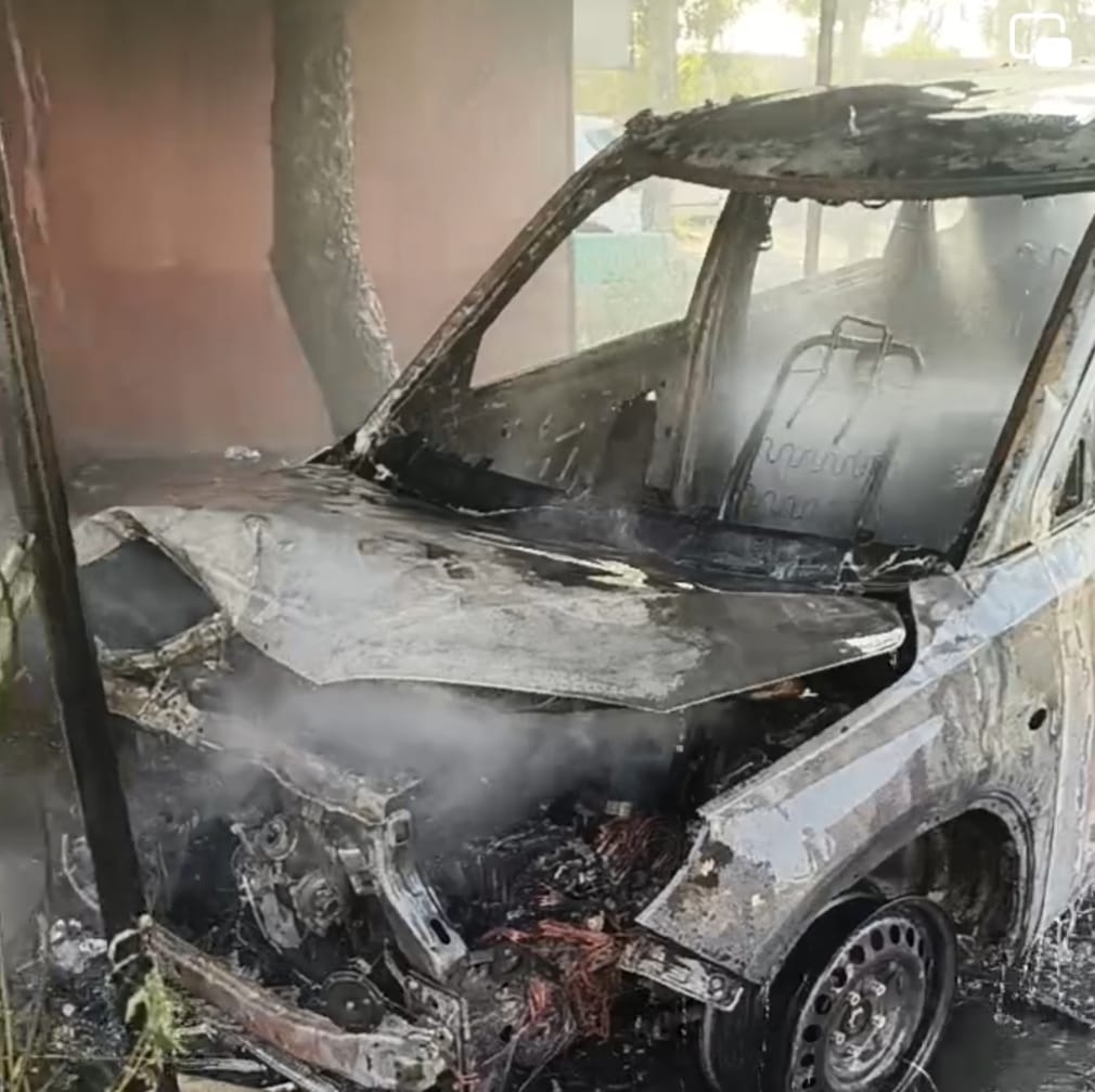 Brezza car caught fire suddenly, burnt to ashes