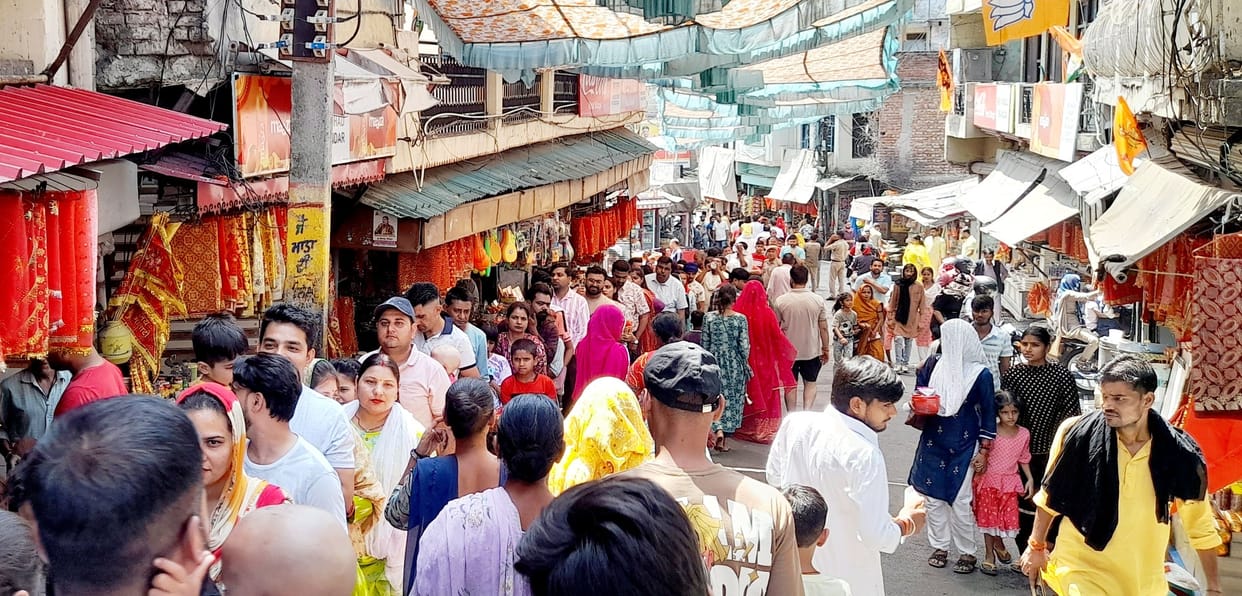 In 44.6 degree temperature, 16 and a half thousand devotees paid obeisance to Maa Chintpurni.