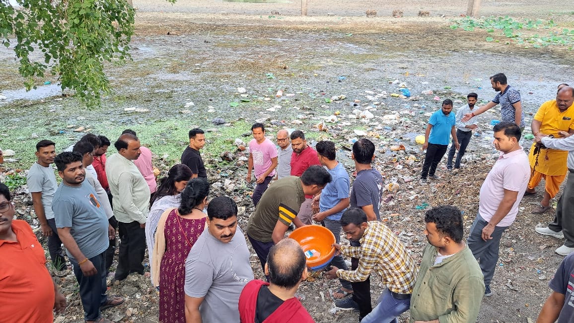 Cleanliness campaign in Belatal former Finance Minister Jayant Malaiya donated their labor