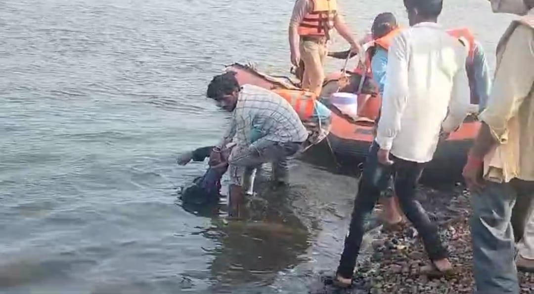 Out of the three people who went to catch fish in the pond, two died by drowning late at night