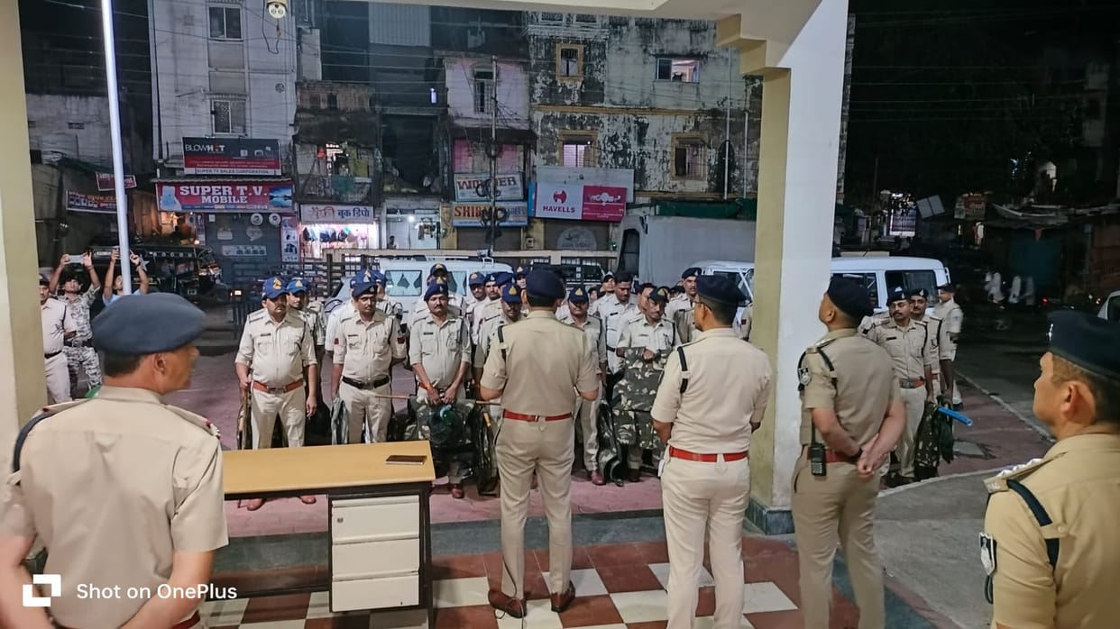 Night combing operation conducted in Burhanpur  hundreds of criminals from eight police station