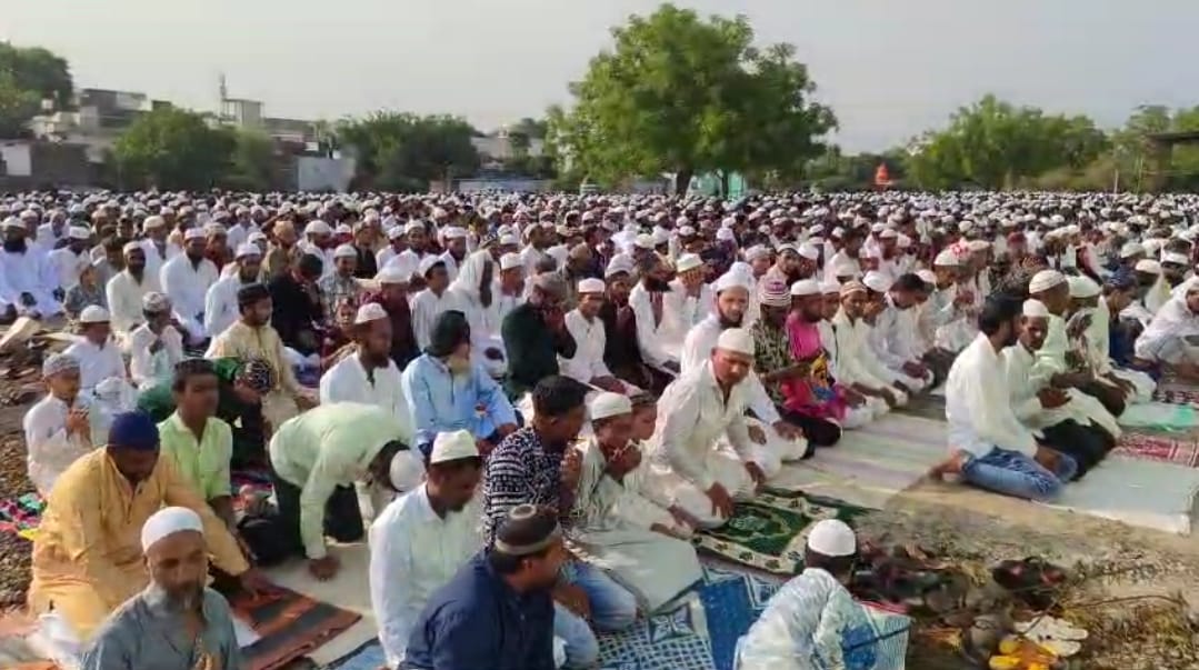 ईदगाह पर नमाज अदा करते मुस्लिम समाजजन