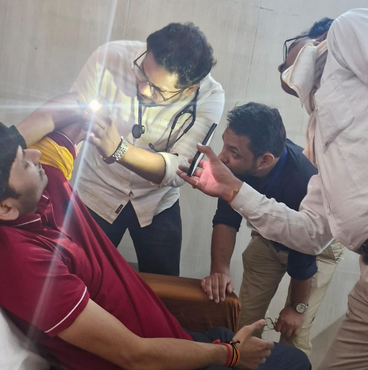 A scorpion hiding in a T-shirt stung the doctor of the district hospital while going on duty