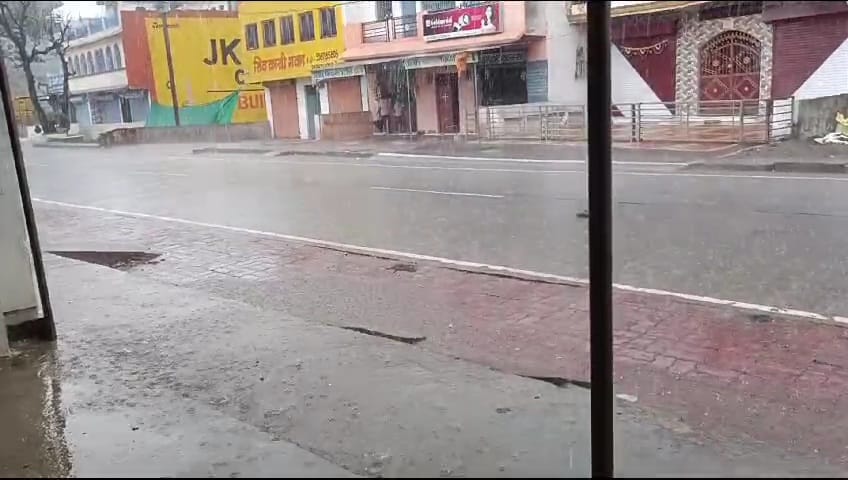 Damoh People are getting troubled by heat clouds are raining in rural areas heavy rain occurred in Tejgarh