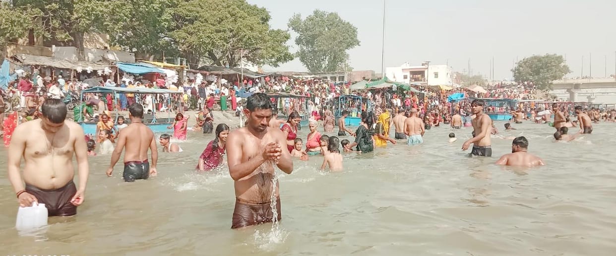 More than two lakh devotees took a dip of faith at Kachla Ghat.
