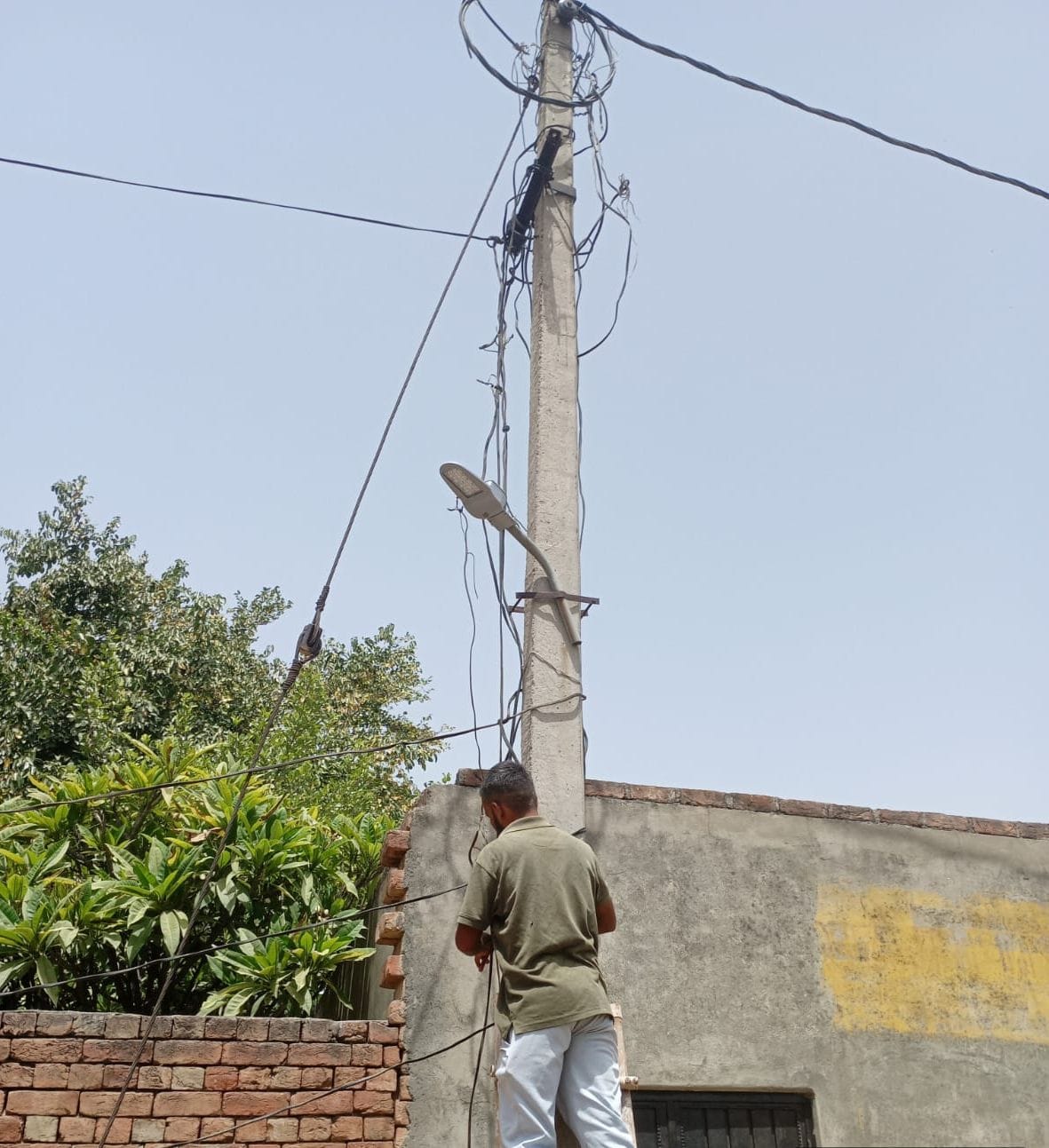Now the street of every ward will be drenched in milky light, work of installing LED lights has started at every point.