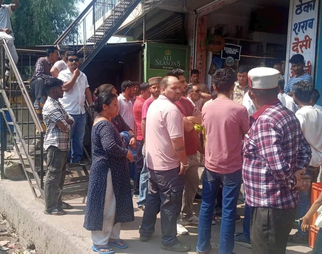 Liquor vendor beats young man