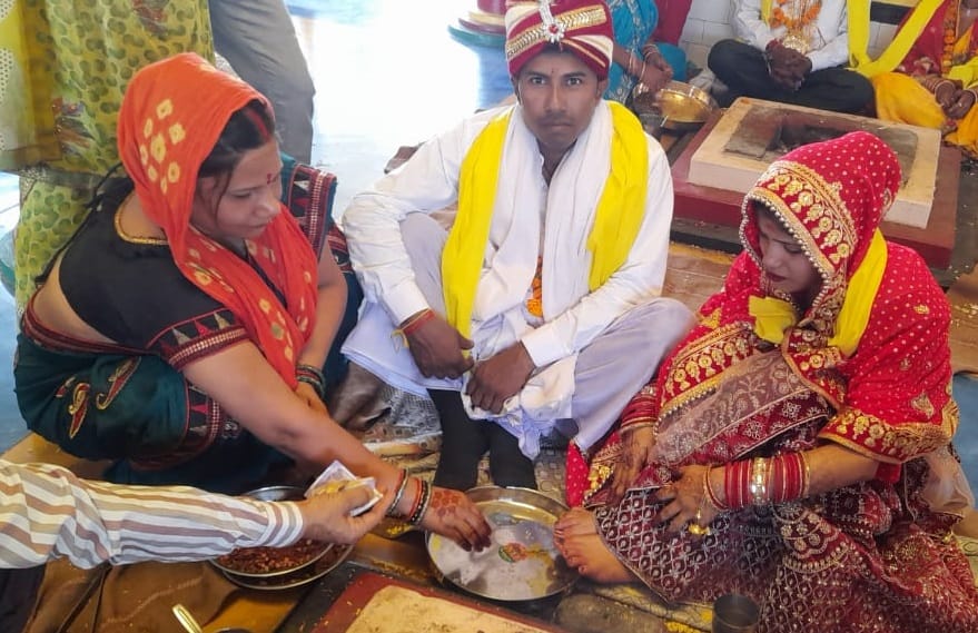 Nine couples tie the knot with Vedic mantras