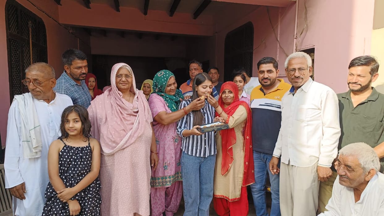 HCS exam: Farmer father's darling Shikha reached the top without coaching
