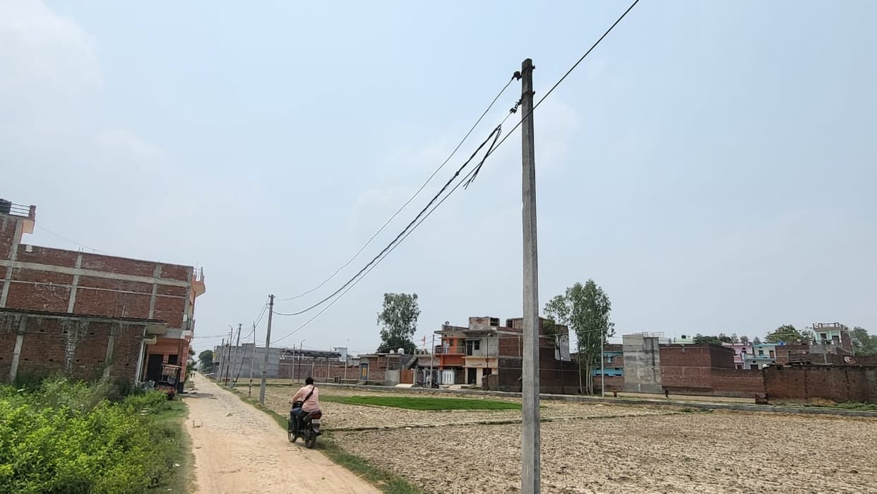 Those responsible forgot to connect it to the main connection by installing pole wires in the city.