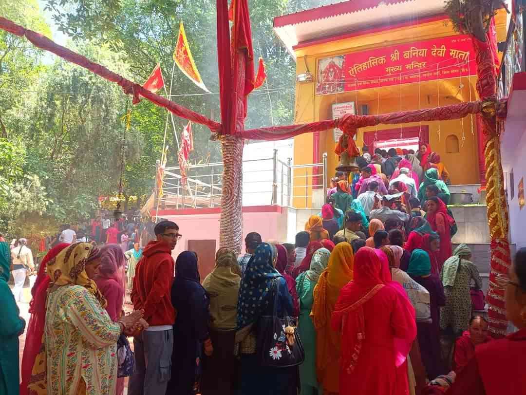 Hundreds of devotees visited Maa Baniya Devi