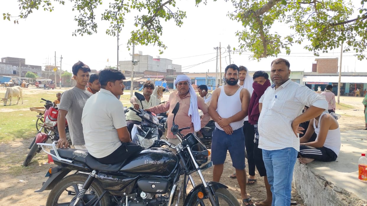 People got angry due to lack of sleep at midnight, blocked Pilibhit-Basti highway for an hour