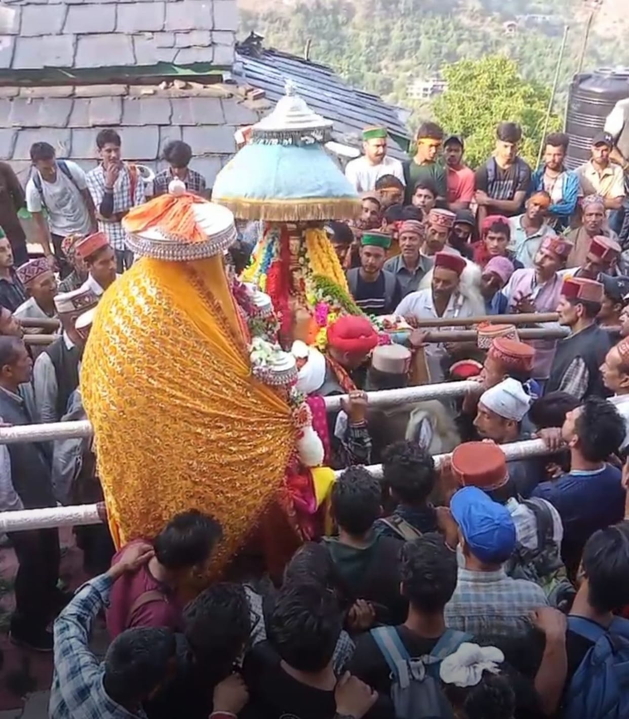 Devotees gathered to see the grand meeting of the gods