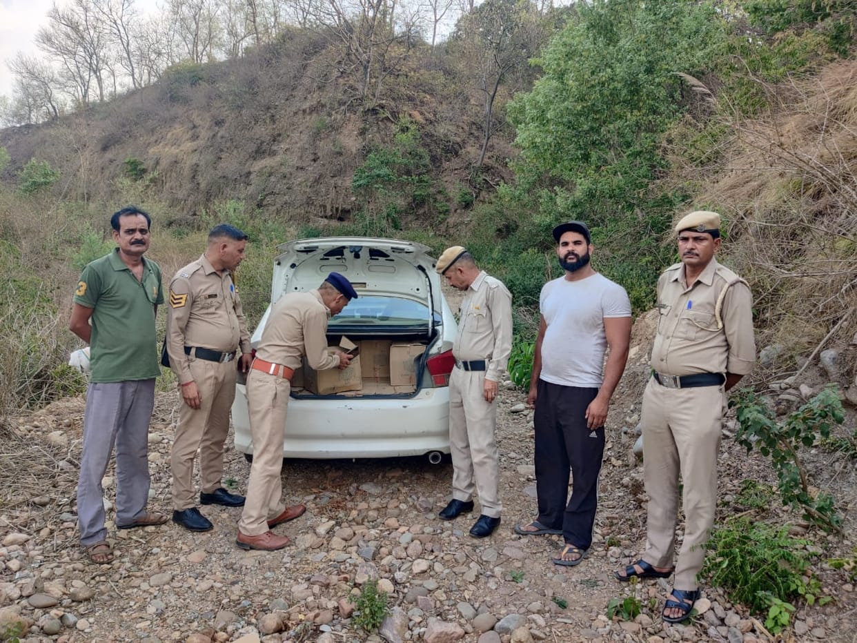 16 boxes of liquor recovered in Jawali, driver absconding