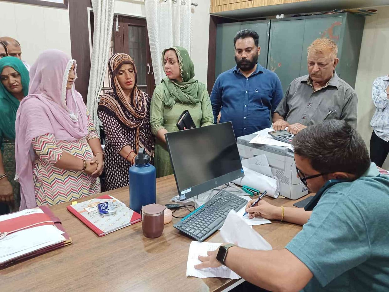 Villagers of Kotla surrounded the office due to lack of water