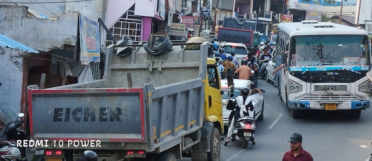 People upset due to traffic jam at headquarters