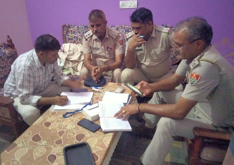 Guruji had gone to in-laws' house, thieves took cash and jewelery from the house.