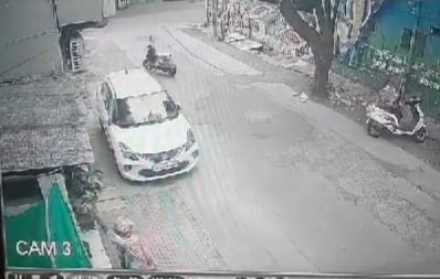 Ujjain News: सीसीटीवी फुटेज में घर के बाहर रखा गमला चुराती दिखी महिला