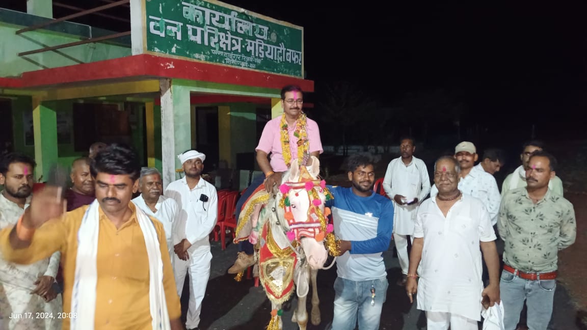 Damoh News Madiado Ranger was given a farewell on transfer by making him sit on a horse like a groom