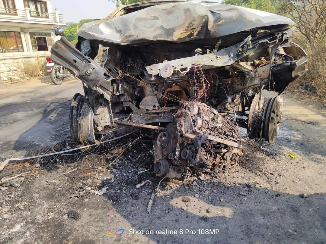 Car burnt in smoke on Nadaun bridge, driver safe