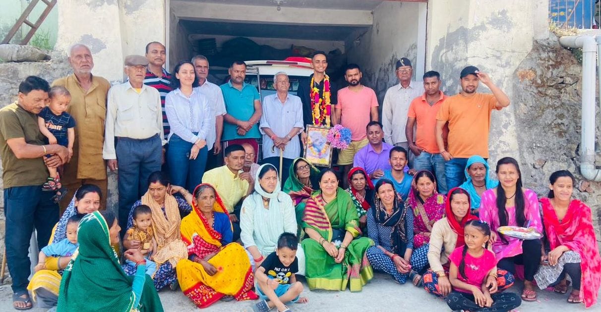 Welcome of Arvind who reached the village after becoming a flying officer in the Air Force.