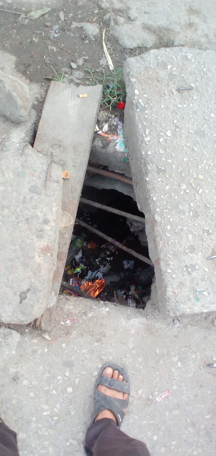 Two departments entangled in fixing dirty water pit