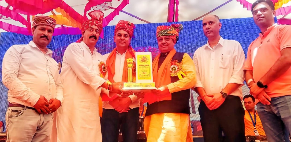 Brotherhood seen in Peeplu fair, former minister Virendra Kanwar reached the stage on the request of MLA Vivek