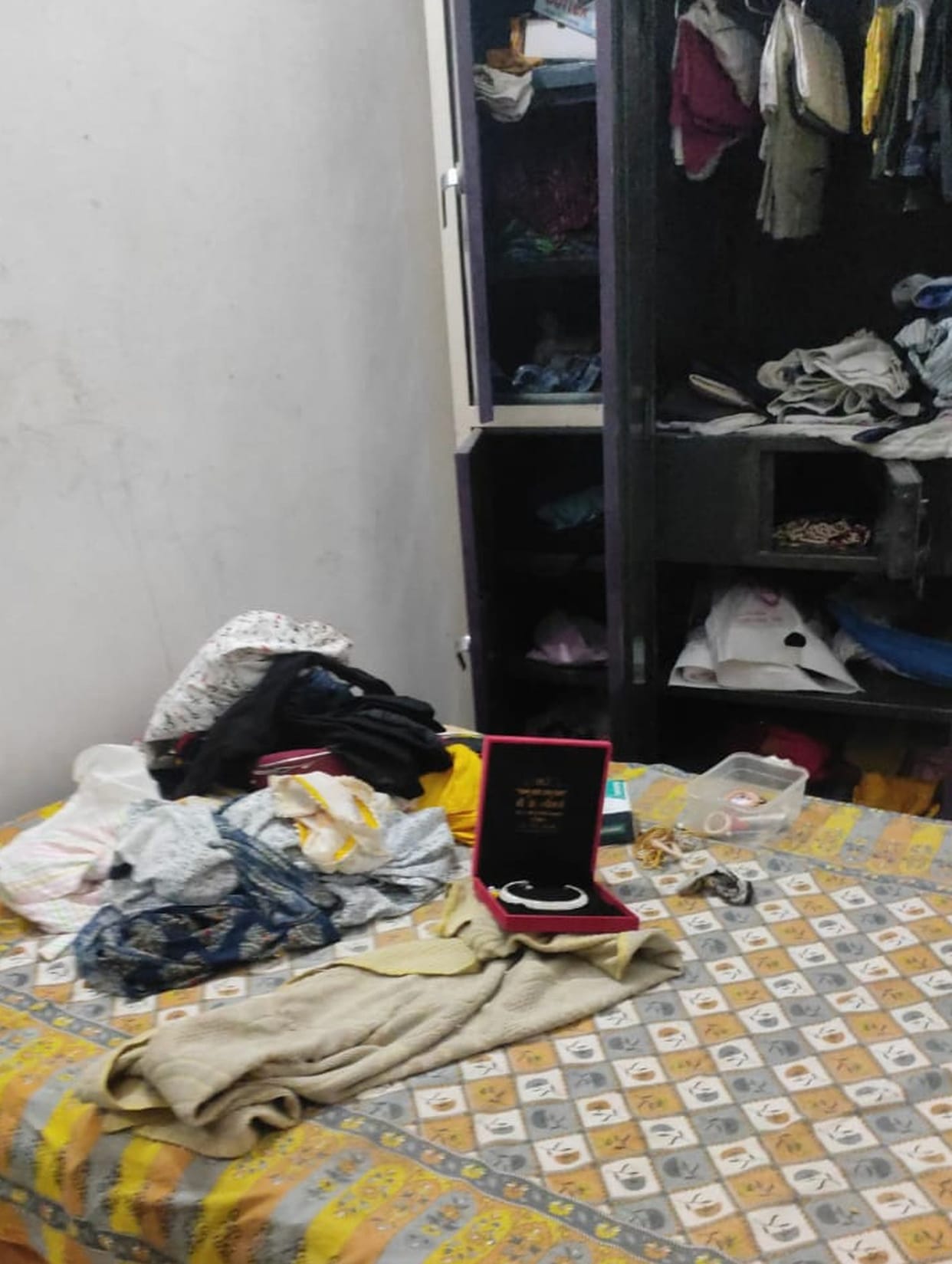 Thieves entered the house using ladder and took away goods worth Rs 1 lakh