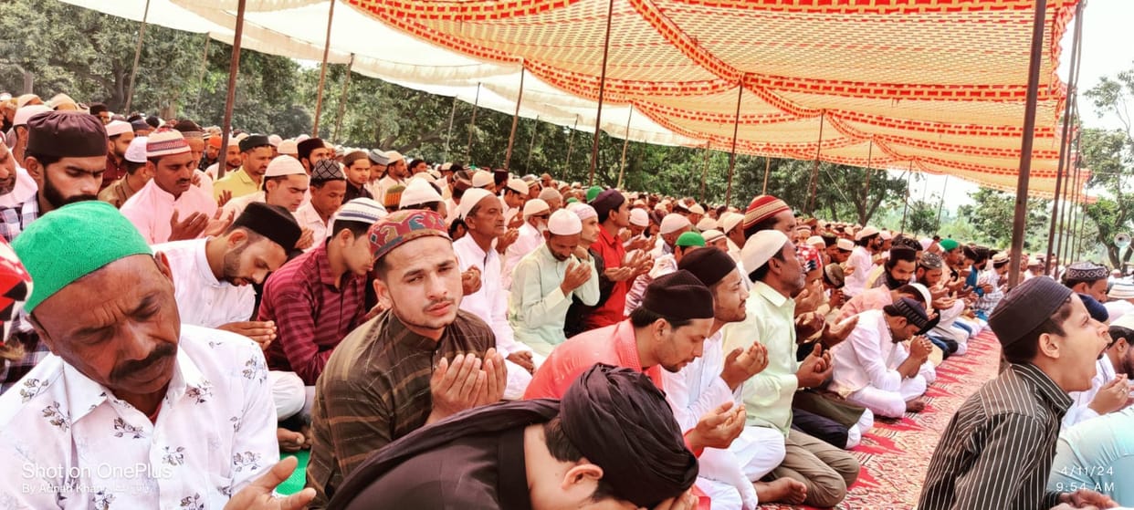 Flowers were showered on the worshipers at various places, police had made arrangements for tight security.