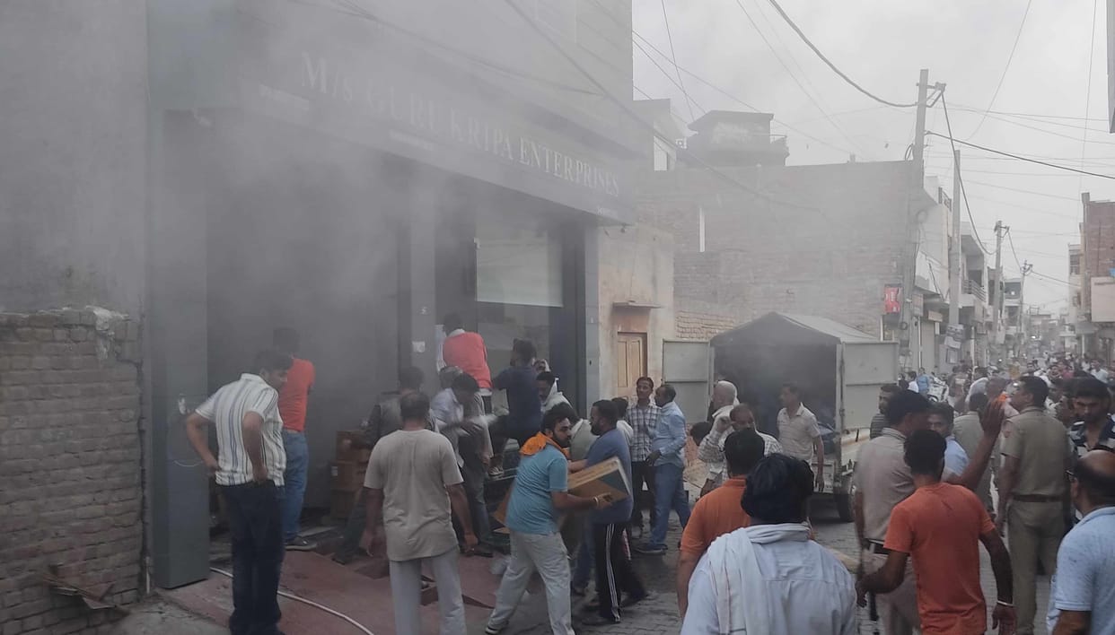 Fire broke out in surgical equipment shop, it took four vehicles to extinguish it