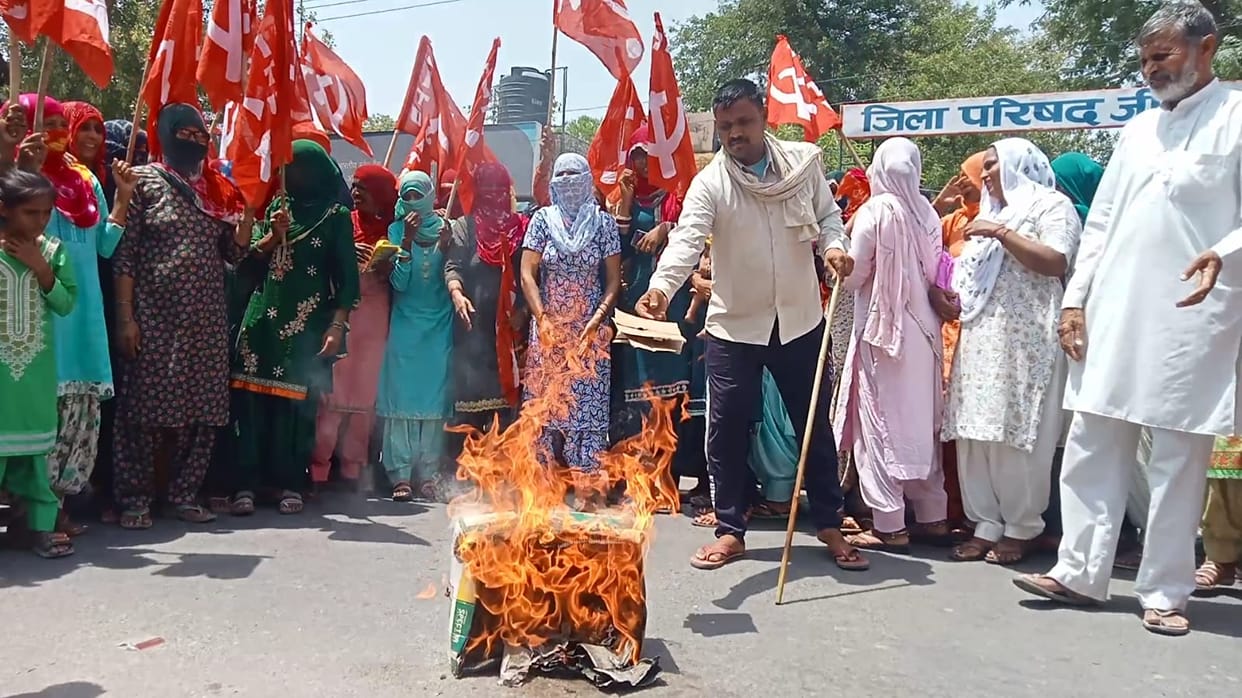 Demonstration of MET and MNREGA workers regarding demands and problems