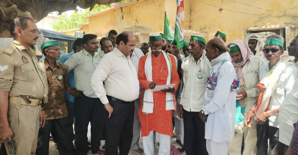 Farmers standing at Tehsil gate ended their protest