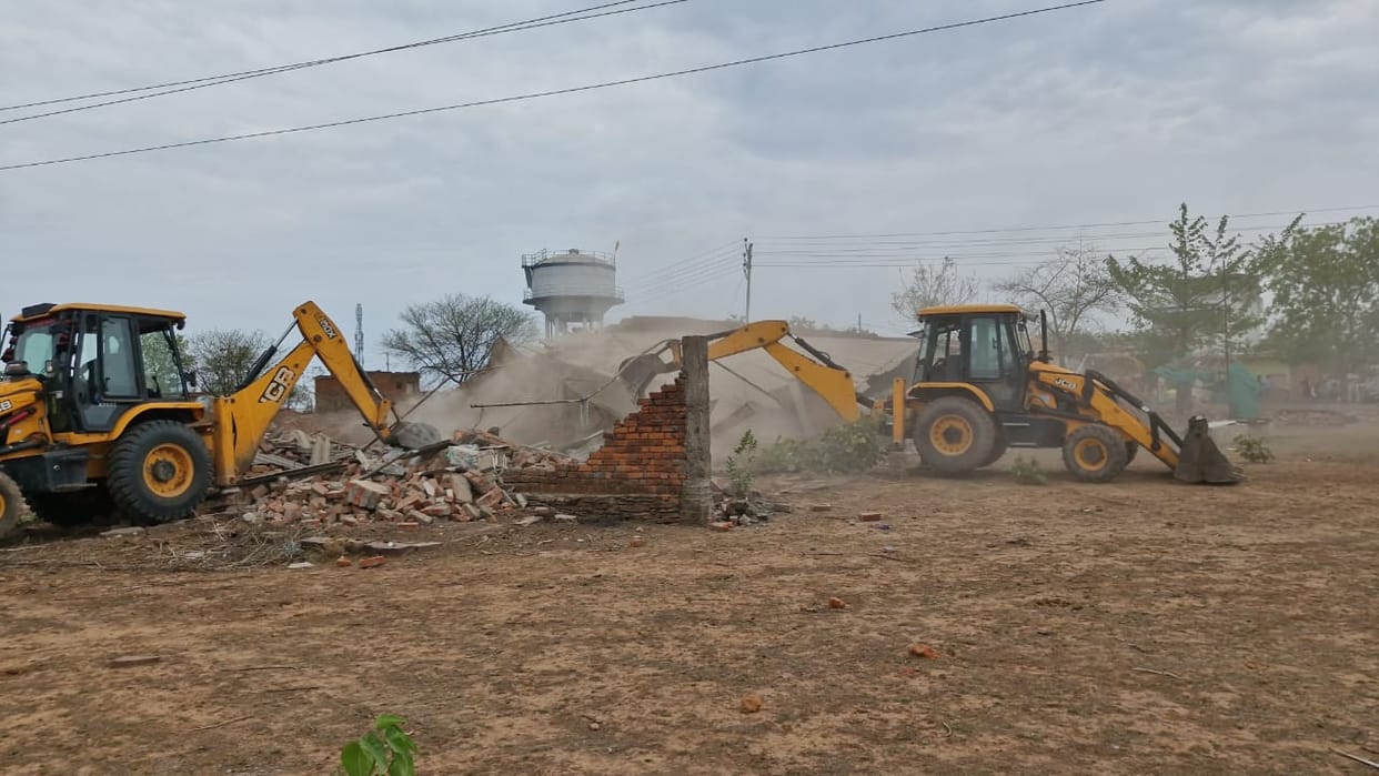 Administration's bulldozer moved on illegal encroachment near Damoh Jabalpur Highway
