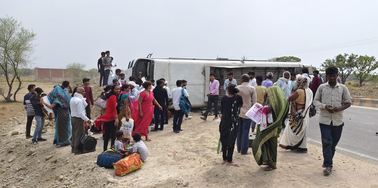Daggamar overturns while overtaking roadways bus, eight passengers serious
