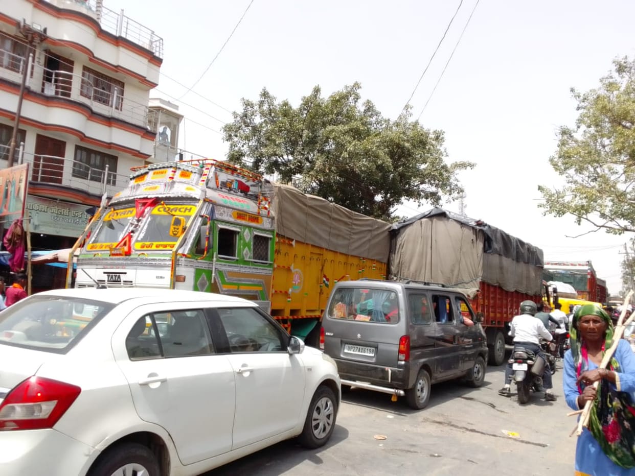 There was a traffic jam in Kalan for one and a half hours due to errant vehicles