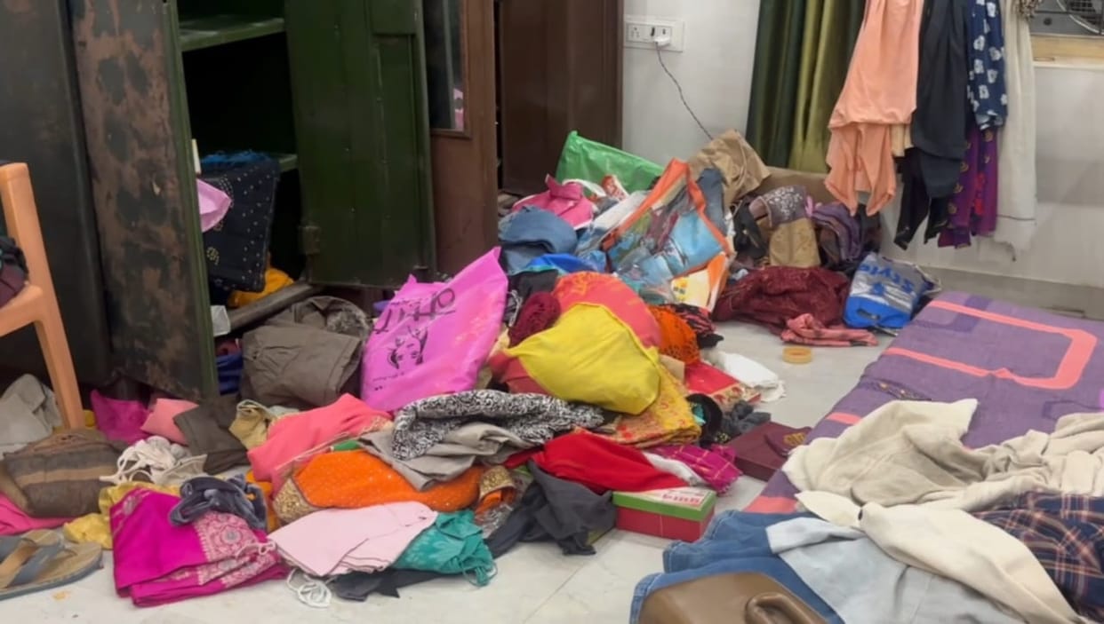 thieves broke lock of closed house In Firozabad stole jewellery and cash worth lakhs