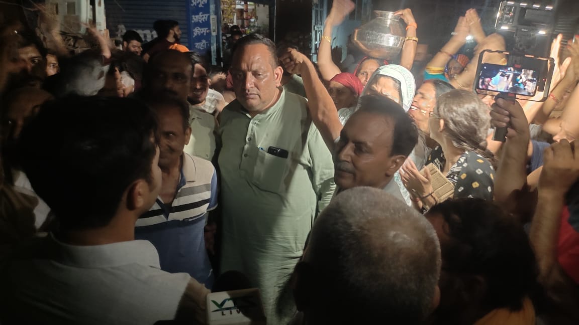 Road blocked due to electricity and water crisis