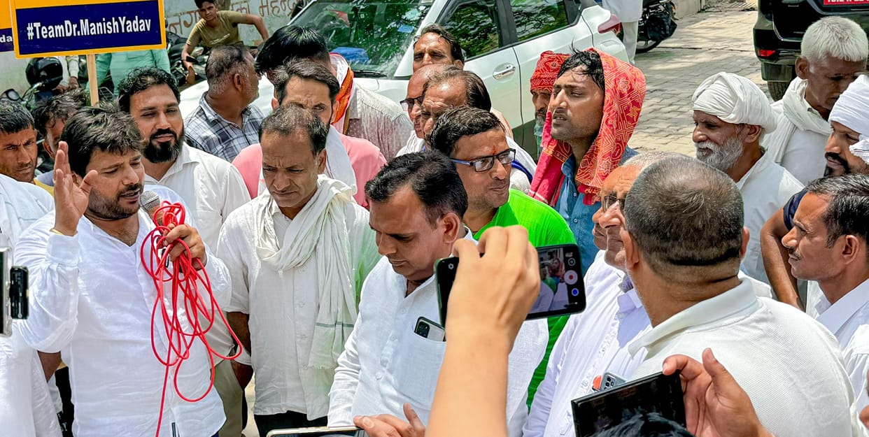 AAP workers surrounded the municipality office, demanded resignation from Municipal Corporation Chief