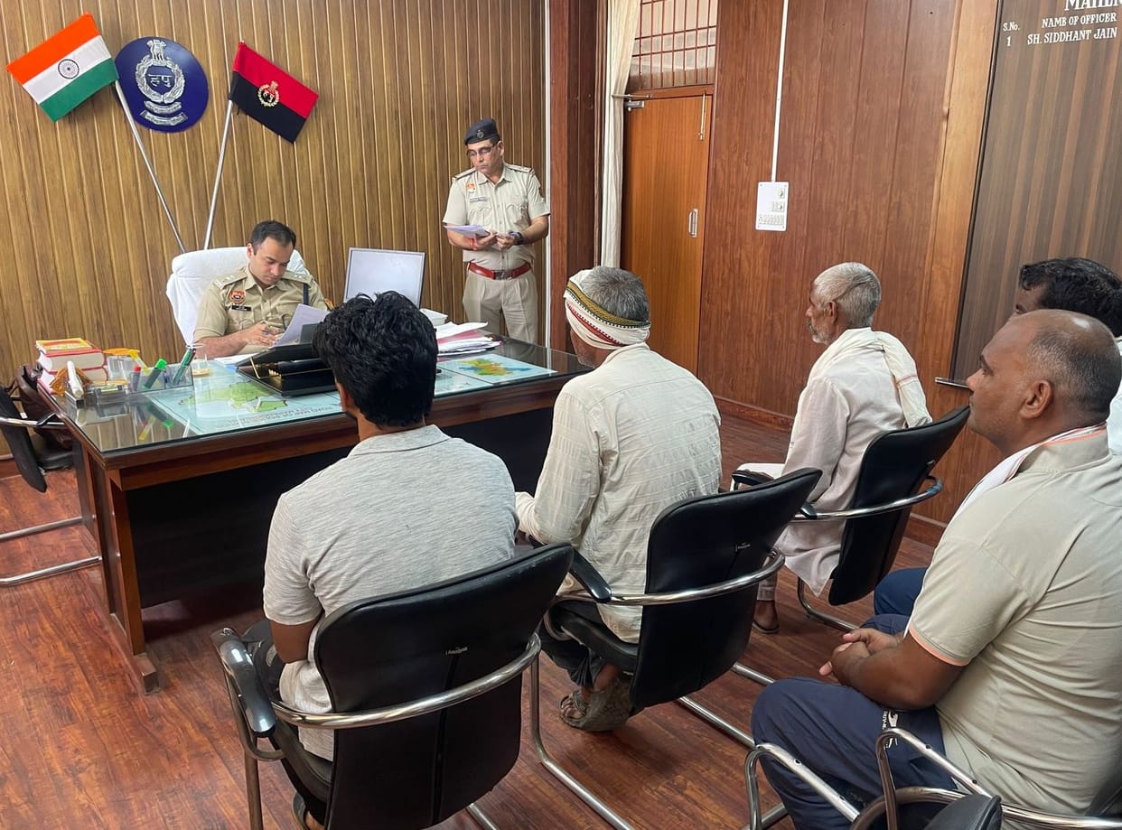Superintendent of Police heard complaints of people in Mahendragarh office