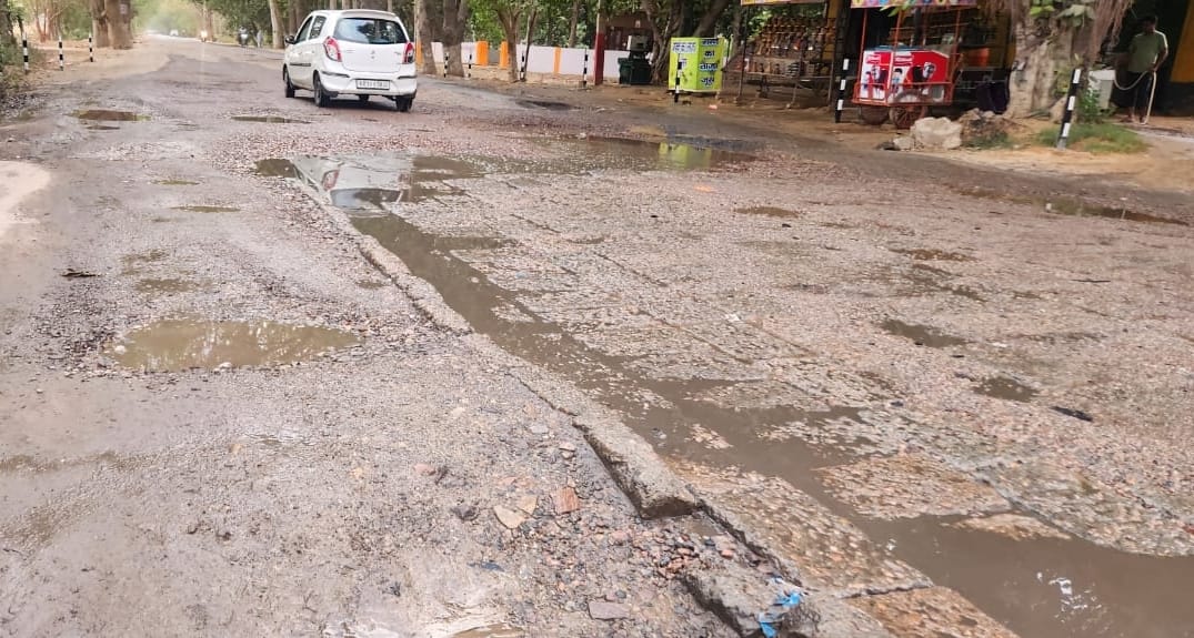 Potholes formed due to leakage of canal water near Unhani become a problem
