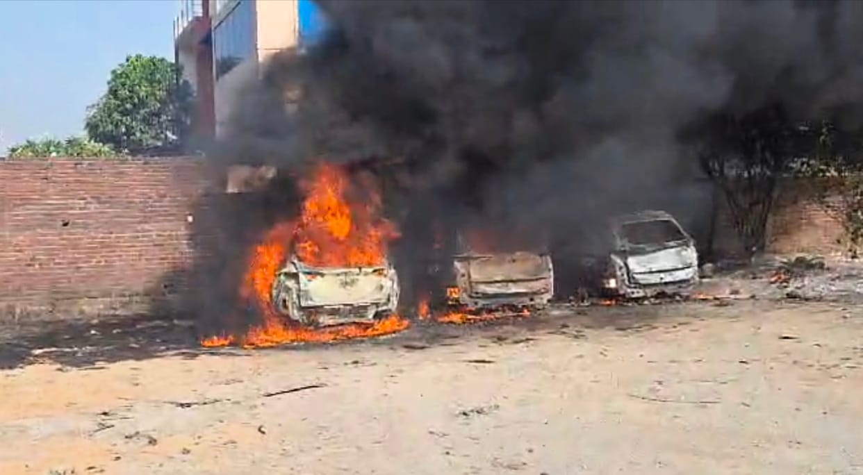 Fire broke out in the parking lot of a car showroom, three cars burnt