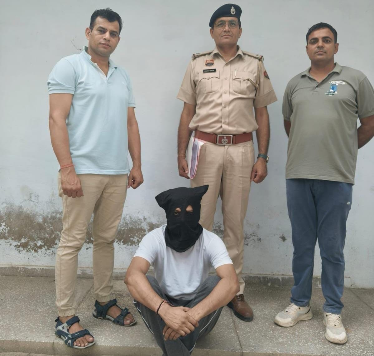 CIA team caught the accused of fraud of Rs 12 lakh in the name of providing concrete, crusher and tiles.