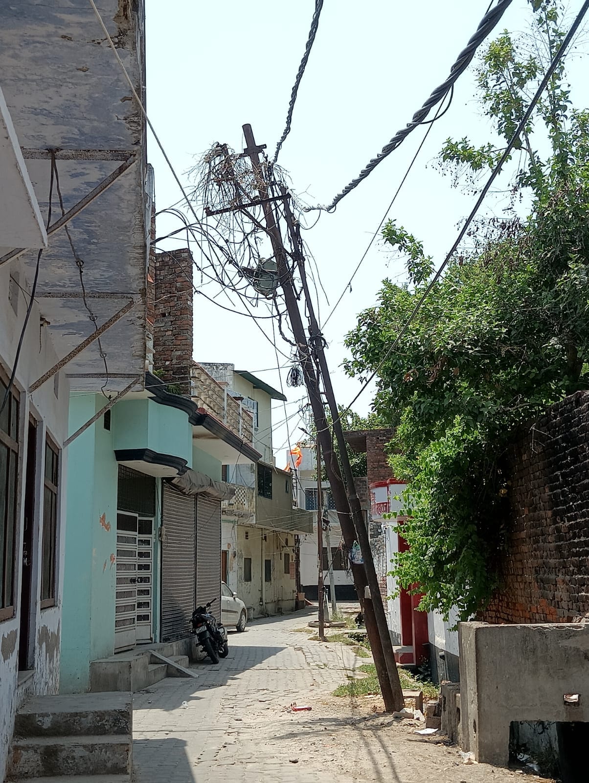 The web of electric wires on poles invites accidents, officers are unaware