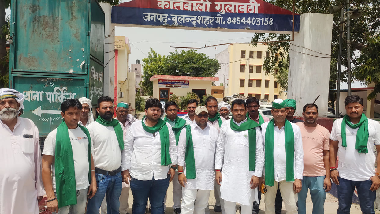 Farmers surrounded the police station in-charge
