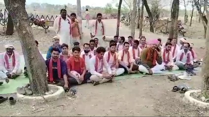 Members of Bhagwati Manav Kalyan Sansthan staged a sit-in in the police station for not seizing illegal liquor