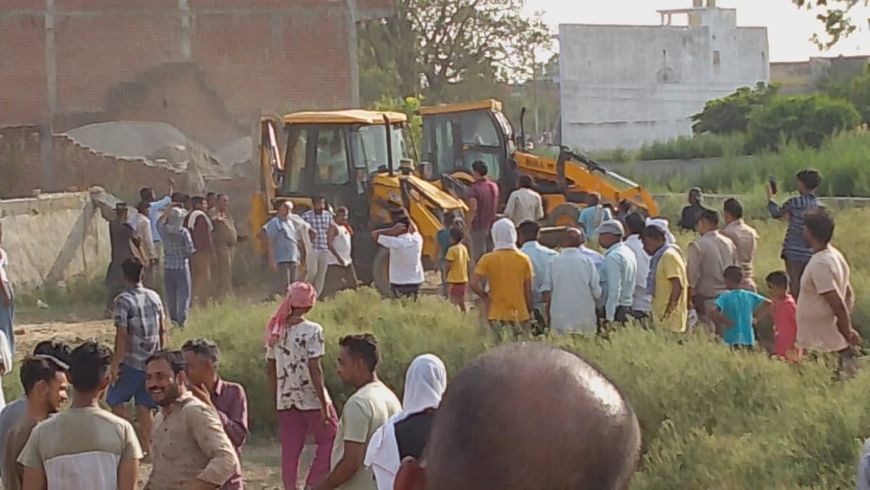 People chased away the municipal team that arrived to remove encroachment